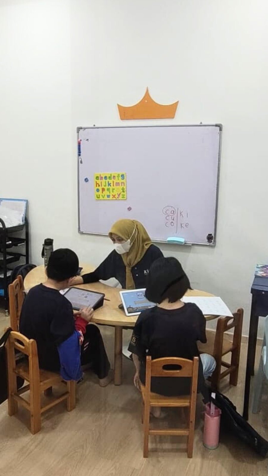 Pelajar berumur 7-18 tahun berinteraksi secara aktif di dalam bilik darjah dengan penuh keyakinan