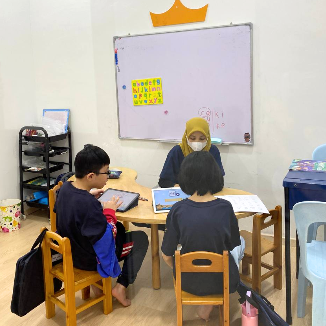 Guru memberi perhatian kepada pelajar