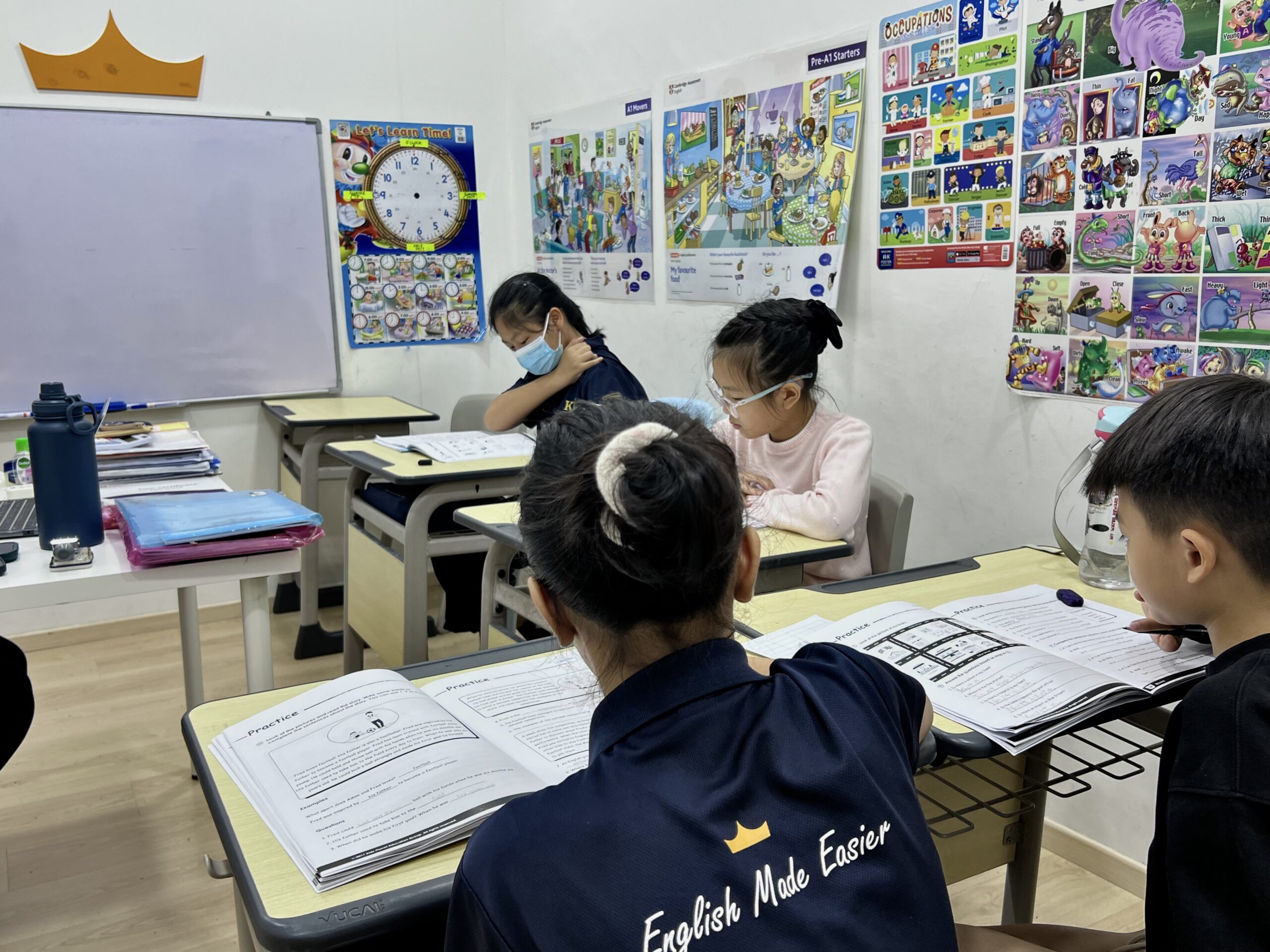 Pelajar belajar English di kelas KLC