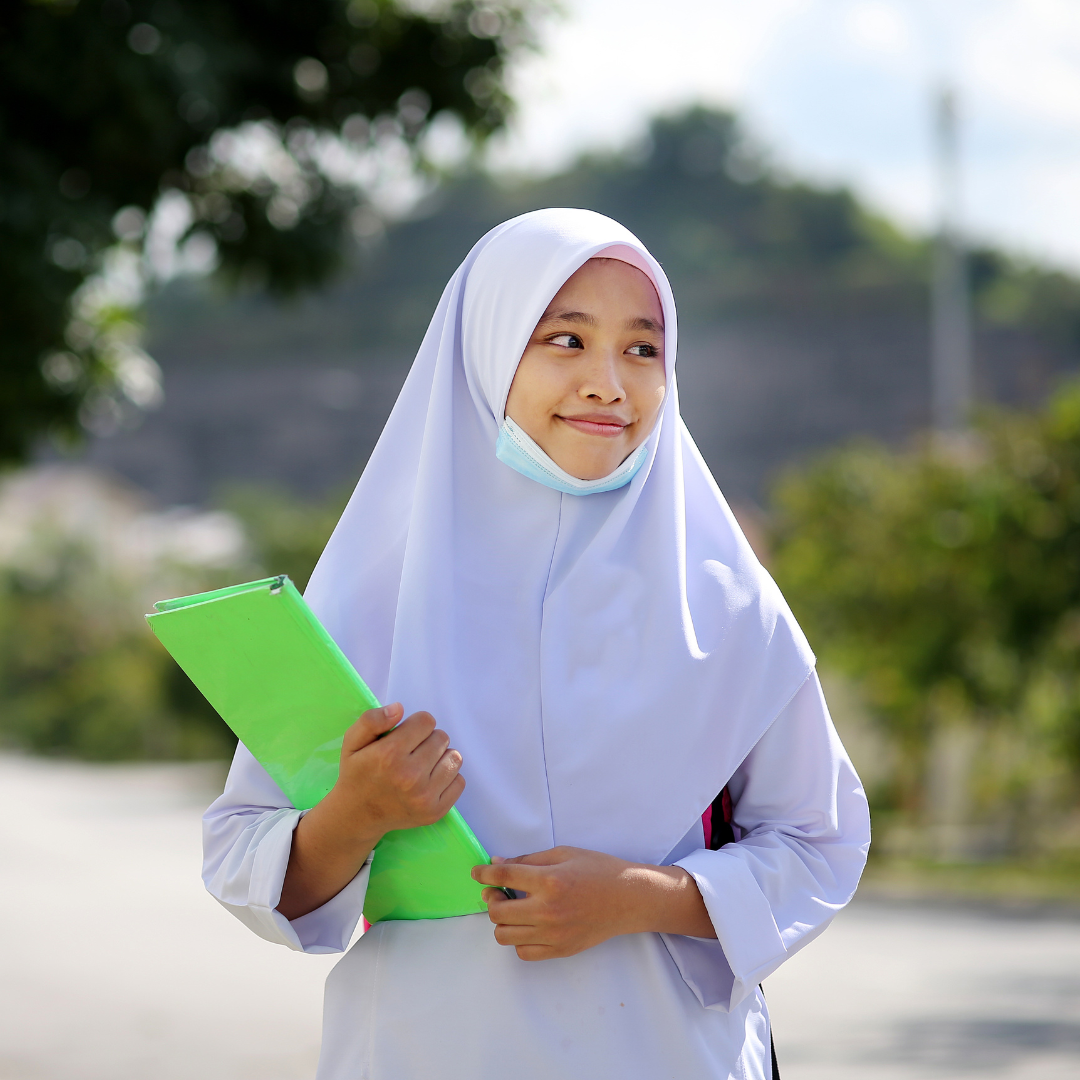 Pelajar duduk memikirkan pelajaran di dalam kelas