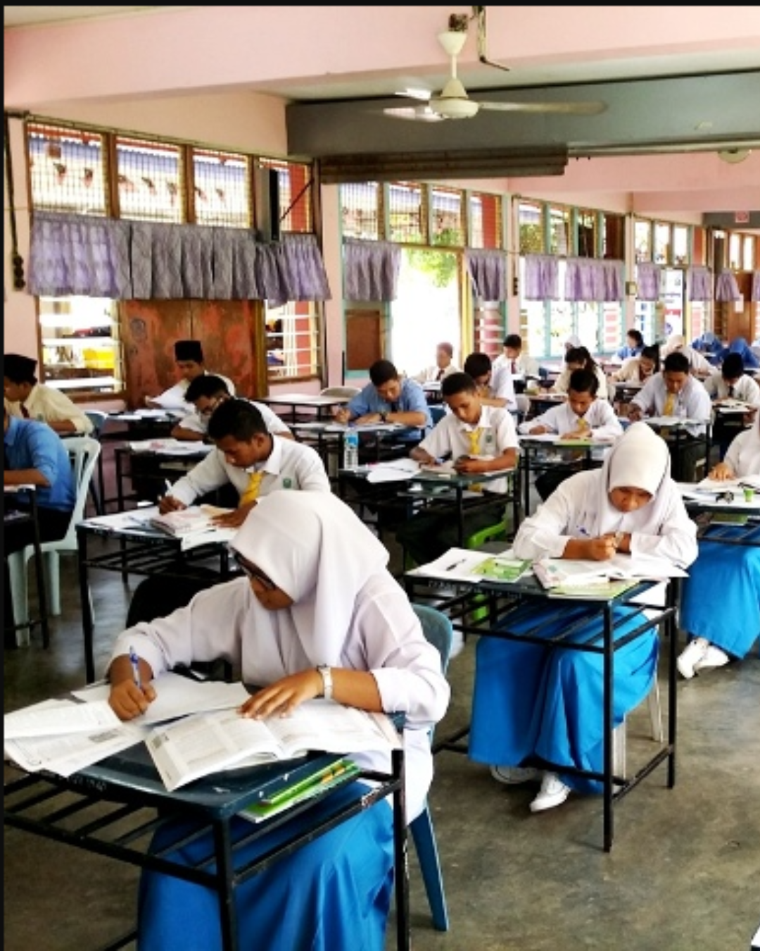 Tutor membantu pelajar semasa sesi pembelajaran English
