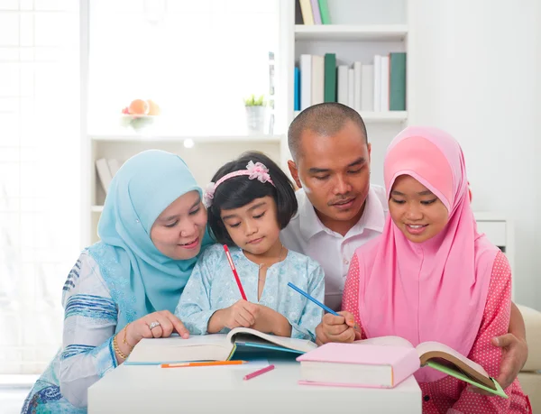 Ibu bapa belajar bersama anak di rumah