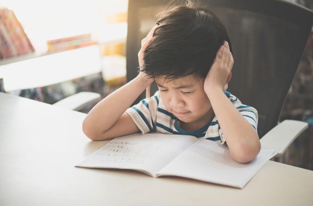 Anak membuat latihan bahasa Inggeris